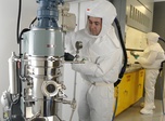  Un technicien simule l’utilisation d’un mélangeur de nanopoudres qui servent à la fabrication d’électrodes pour batteries au lithium-ion.
