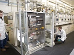  Des techniciens vérifient la qualité d’un collecteur d’aluminium destiné aux batteries que l’IREQ fabrique pour tester ses matériaux avancés.