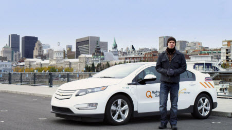 Témoignages de trois utilisateurs de véhicules électriques et d'un expert d'Hydro-Québec.