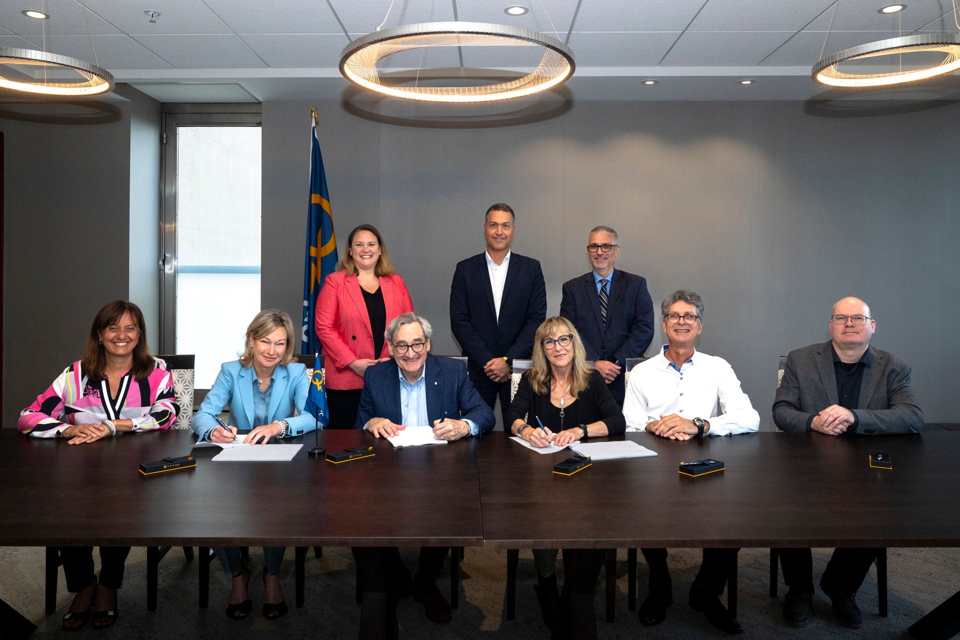 Signature de l'entente entre le Syndicat professionnel des scientifiques de l'IREQ et Hydro-Québec