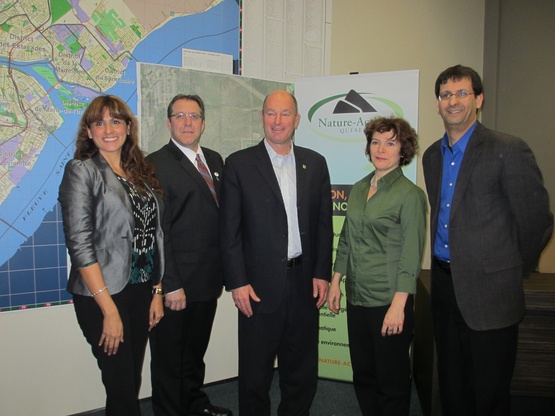 De gauche à droite sur la photo : Mme Romy Bazo, chef du service d’acquisition, gestion et mise en valeur de Nature-Action Québec, M. Martin Magny, président de la Fondation Trois-Rivières pour un développement durable, M. Yves Lévesque, maire de la Ville de Trois-Rivières, Mme Catherine Leconte, directrice générale de la Fondation Hydro-Québec pour l’environnement, M. Pascal Bigras, directeur général de Nature-Action Québec. " title="Photo officielle des représentants lors de l&#39;annonce du projet de la protection de la tourbière Red Mill