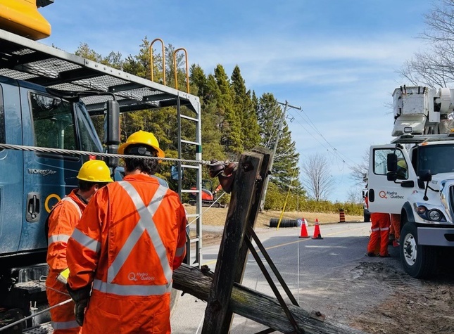 Deux employés d'Hydro-Québec à l'oeuvre
