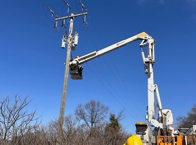 Nacelle près d'un poteau