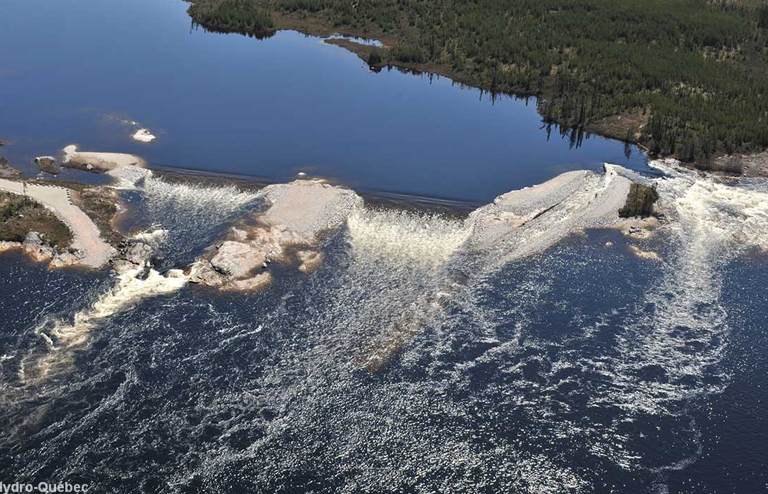 Seuil et passe migratoire pour les saumons sur la rivière Rupert