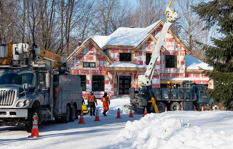 Monteurs en action dans un nouveau quartier résidentiel