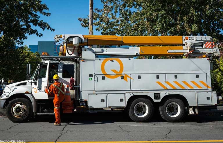 Camion-nacelle pour les équipes de monteurs